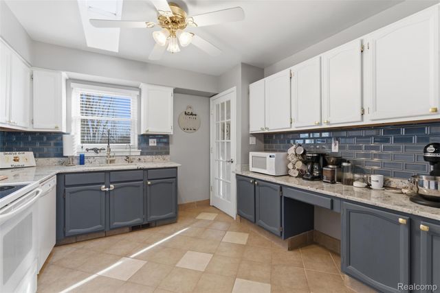 4051 Lake Front Street, Waterford Charter Township, MI 48328