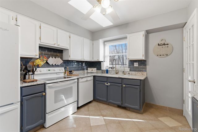 4051 Lake Front Street, Waterford Charter Township, MI 48328