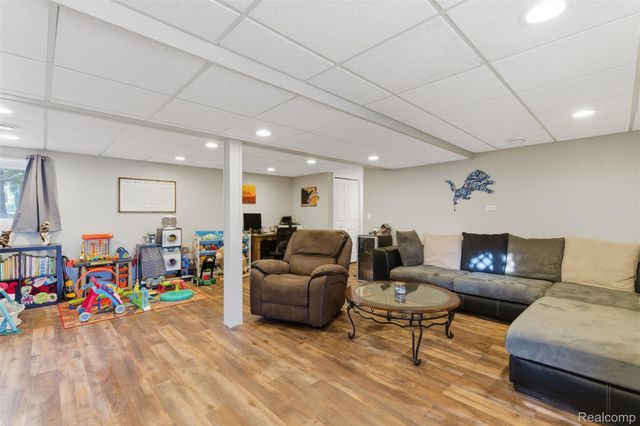 4051 Lake Front Street, Waterford Charter Township, MI 48328