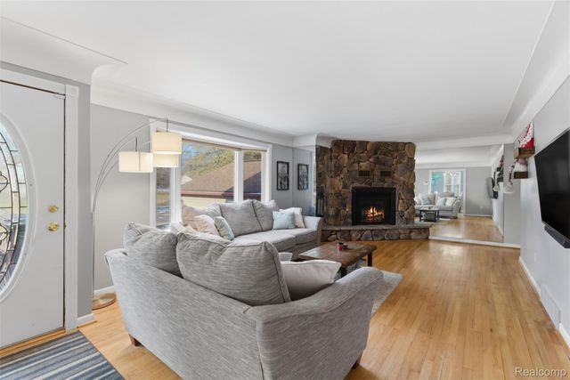 4051 Lake Front Street, Waterford Charter Township, MI 48328