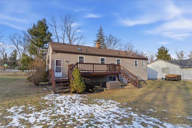 4051 Lake Front Street, Waterford Charter Township, MI 48328