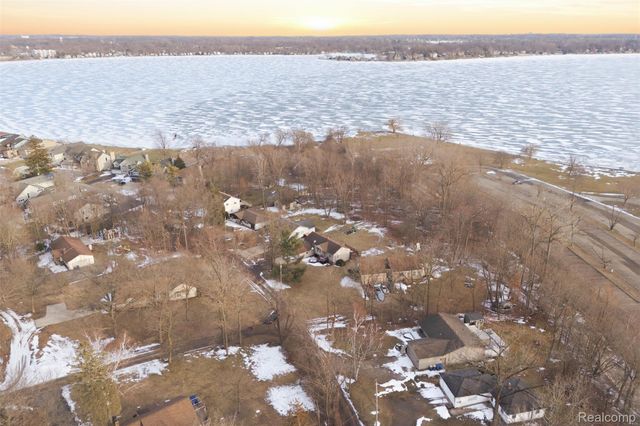 4051 Lake Front Street, Waterford Charter Township, MI 48328