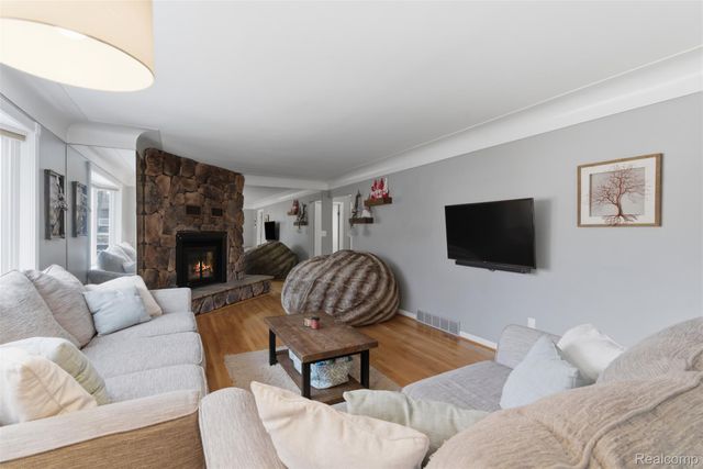 4051 Lake Front Street, Waterford Charter Township, MI 48328