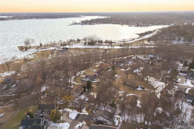 4051 Lake Front Street, Waterford Charter Township, MI 48328