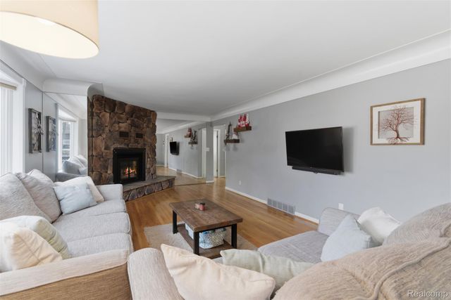 4051 Lake Front Street, Waterford Charter Township, MI 48328