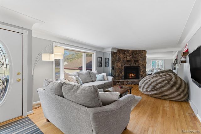 4051 Lake Front Street, Waterford Charter Township, MI 48328