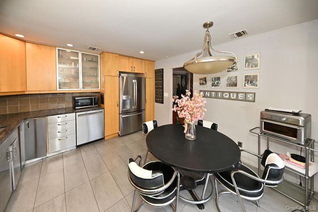 11 Lomond Avenue, Chestnut Ridge, NY 10977