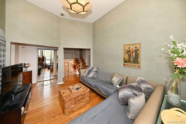 11 Lomond Avenue, Chestnut Ridge, NY 10977