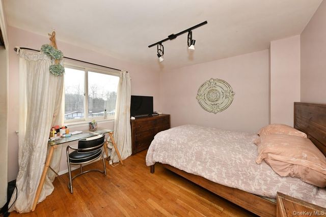 11 Lomond Avenue, Chestnut Ridge, NY 10977