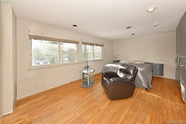 11 Lomond Avenue, Chestnut Ridge, NY 10977