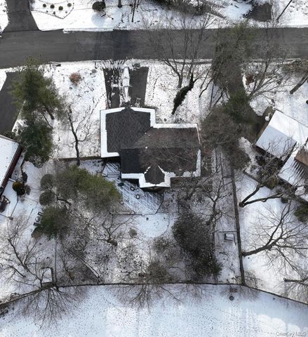 11 Lomond Avenue, Chestnut Ridge, NY 10977