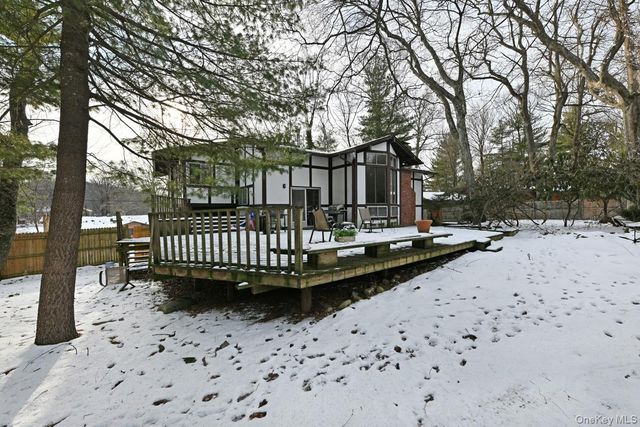 11 Lomond Avenue, Chestnut Ridge, NY 10977