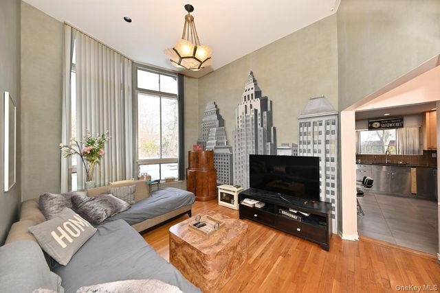 11 Lomond Avenue, Chestnut Ridge, NY 10977