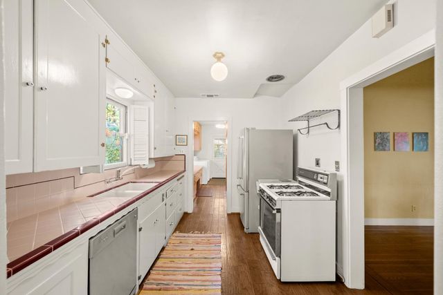 2627 Land Park Dr, Sacramento, CA 95818