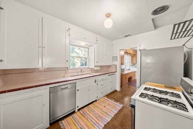2627 Land Park Dr, Sacramento, CA 95818