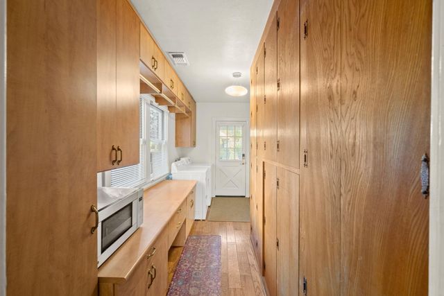 2627 Land Park Dr, Sacramento, CA 95818