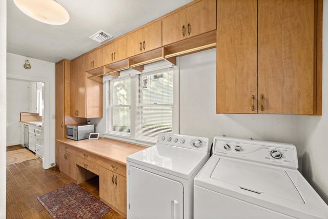 2627 Land Park Dr, Sacramento, CA 95818