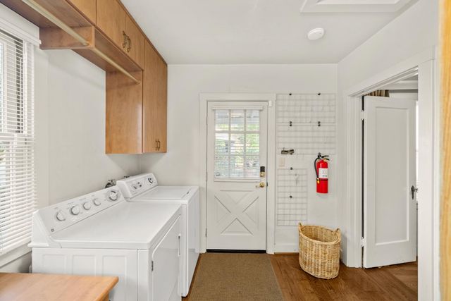2627 Land Park Dr, Sacramento, CA 95818