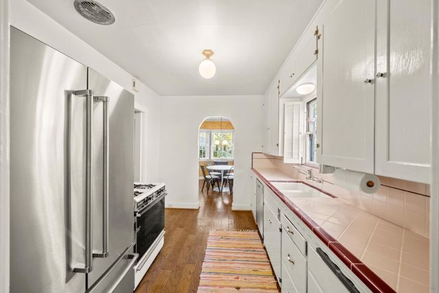 2627 Land Park Dr, Sacramento, CA 95818