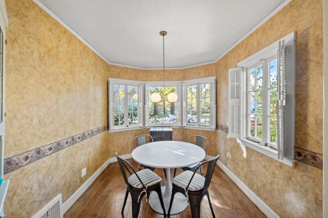 2627 Land Park Dr, Sacramento, CA 95818