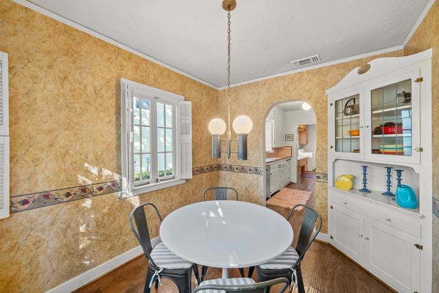 2627 Land Park Dr, Sacramento, CA 95818
