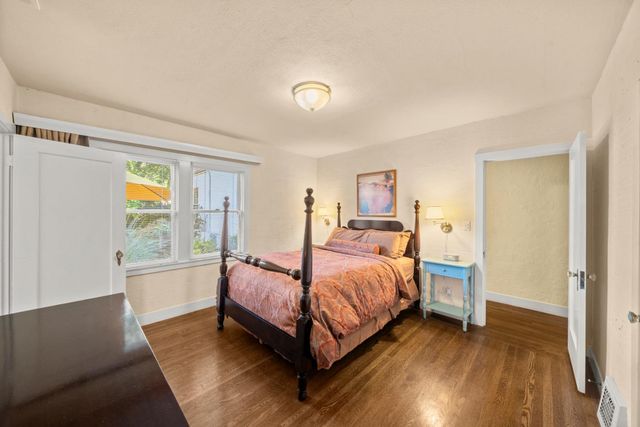 2627 Land Park Dr, Sacramento, CA 95818