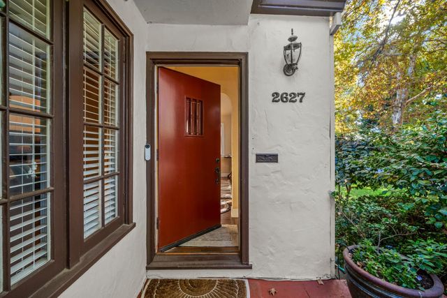 2627 Land Park Dr, Sacramento, CA 95818