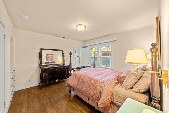 2627 Land Park Dr, Sacramento, CA 95818