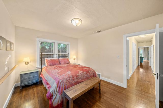 2627 Land Park Dr, Sacramento, CA 95818