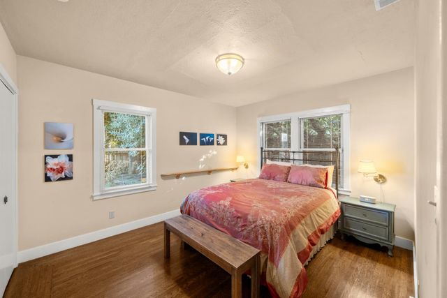 2627 Land Park Dr, Sacramento, CA 95818