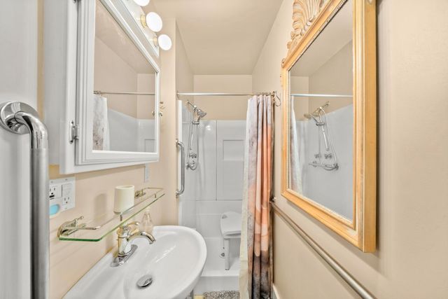 2627 Land Park Dr, Sacramento, CA 95818