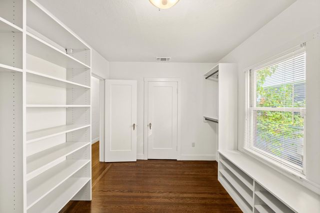 2627 Land Park Dr, Sacramento, CA 95818