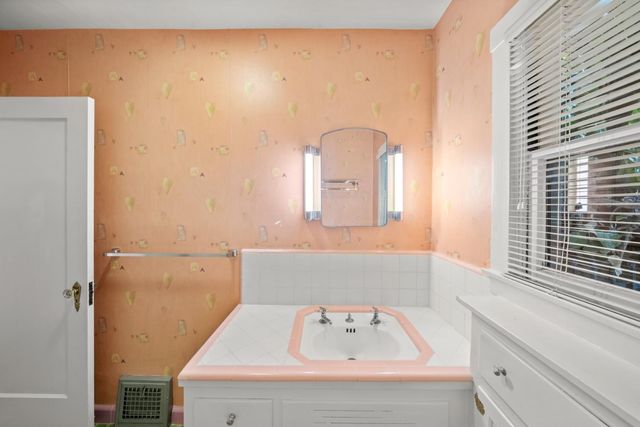 2627 Land Park Dr, Sacramento, CA 95818