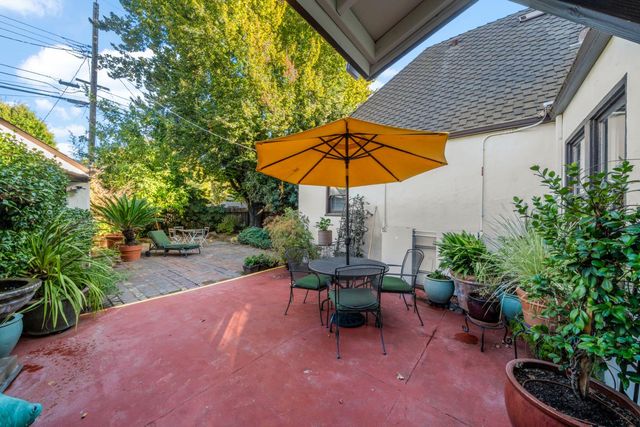 2627 Land Park Dr, Sacramento, CA 95818