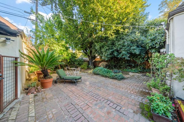 2627 Land Park Dr, Sacramento, CA 95818