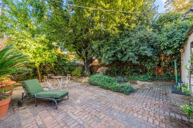 2627 Land Park Dr, Sacramento, CA 95818