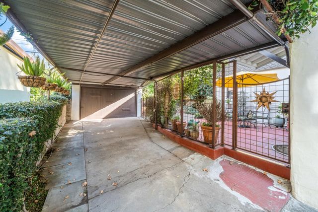 2627 Land Park Dr, Sacramento, CA 95818