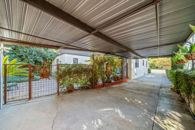 2627 Land Park Dr, Sacramento, CA 95818