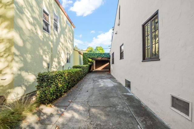 2627 Land Park Dr, Sacramento, CA 95818