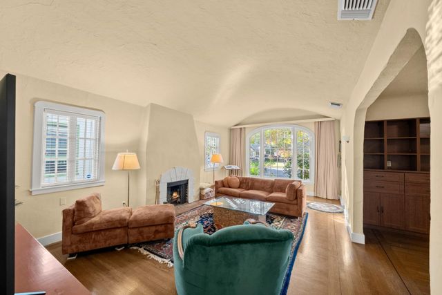 2627 Land Park Dr, Sacramento, CA 95818