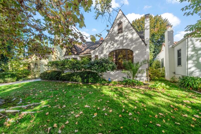 2627 Land Park Dr, Sacramento, CA 95818