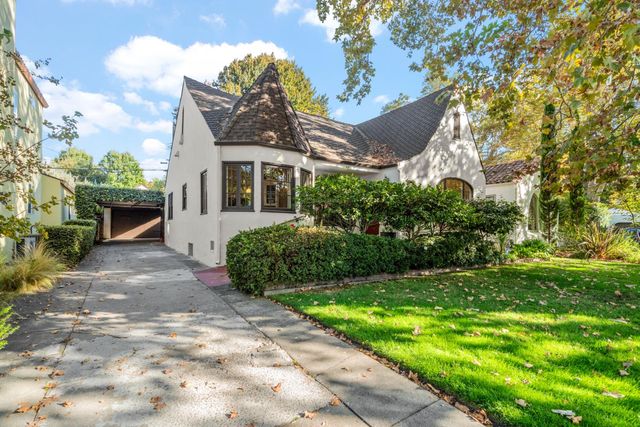 2627 Land Park Dr, Sacramento, CA 95818