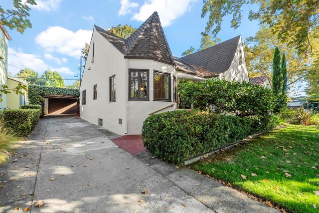2627 Land Park Dr, Sacramento, CA 95818