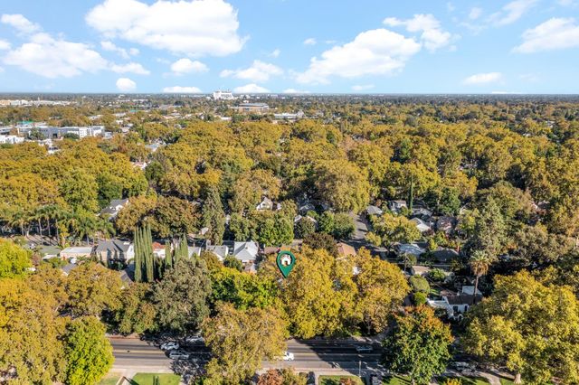 2627 Land Park Dr, Sacramento, CA 95818