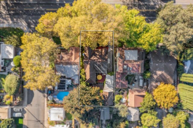 2627 Land Park Dr, Sacramento, CA 95818