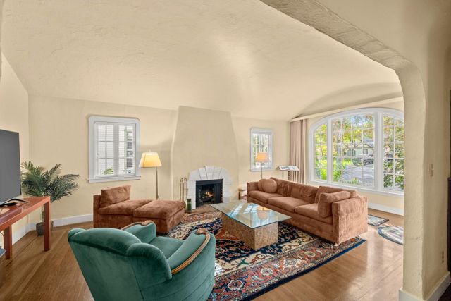 2627 Land Park Dr, Sacramento, CA 95818