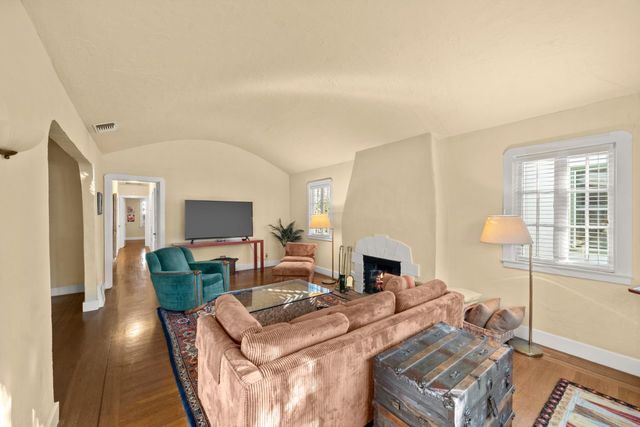 2627 Land Park Dr, Sacramento, CA 95818