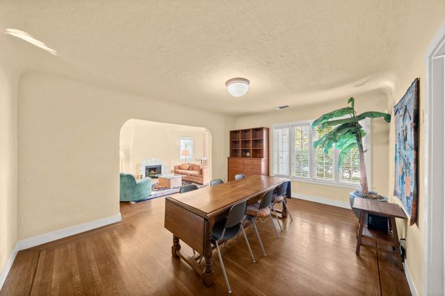 2627 Land Park Dr, Sacramento, CA 95818