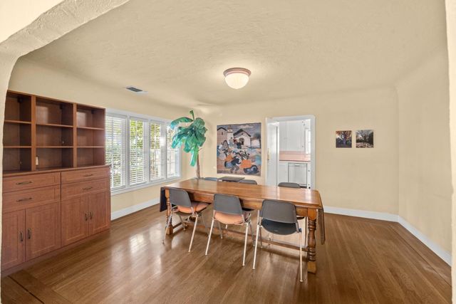 2627 Land Park Dr, Sacramento, CA 95818