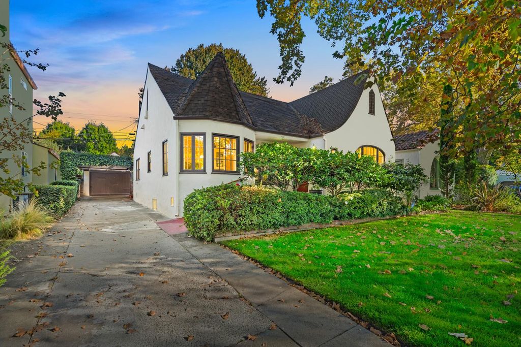 2627 Land Park Dr, Sacramento, CA 95818